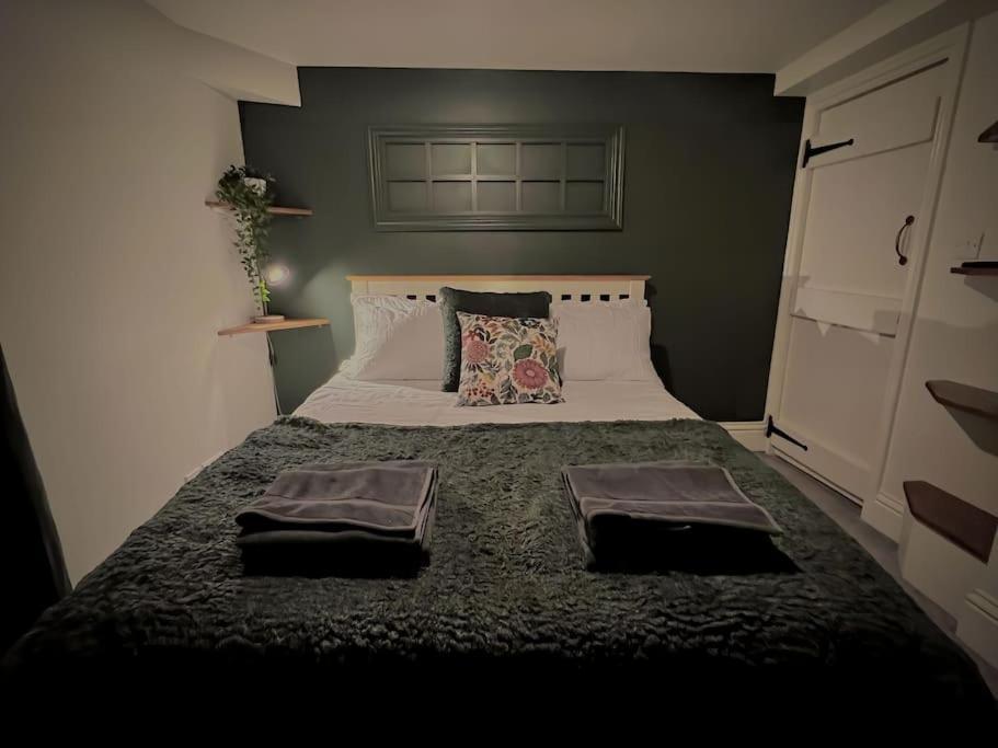 Period Apartment, Great Views, In Heart Of Town. Bradford-On-Avon Bagian luar foto