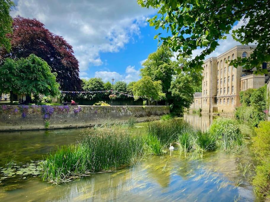 Period Apartment, Great Views, In Heart Of Town. Bradford-On-Avon Bagian luar foto