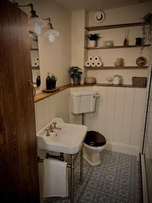 Period Apartment, Great Views, In Heart Of Town. Bradford-On-Avon Bagian luar foto