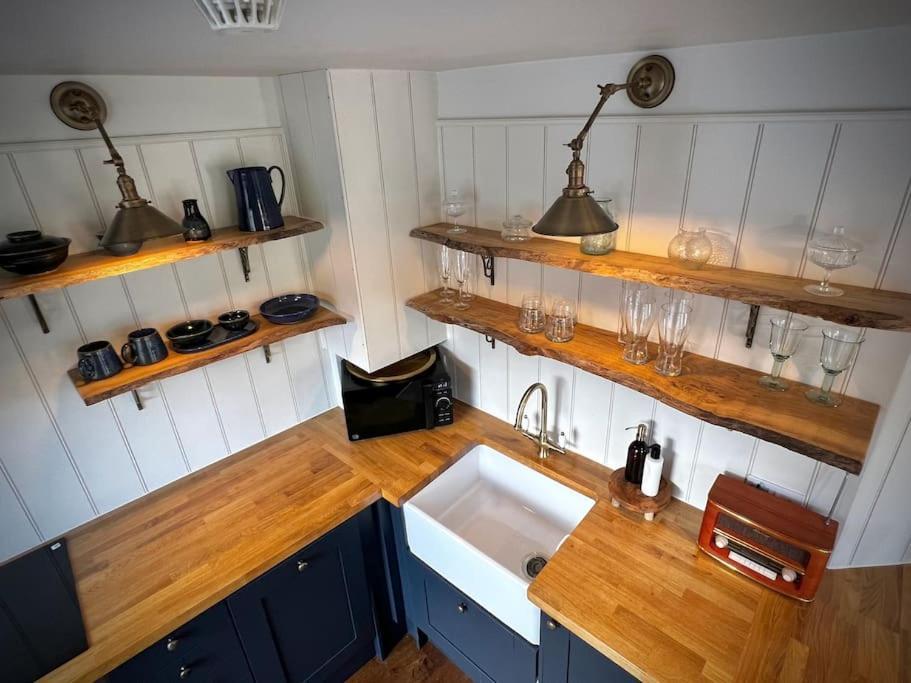 Period Apartment, Great Views, In Heart Of Town. Bradford-On-Avon Bagian luar foto
