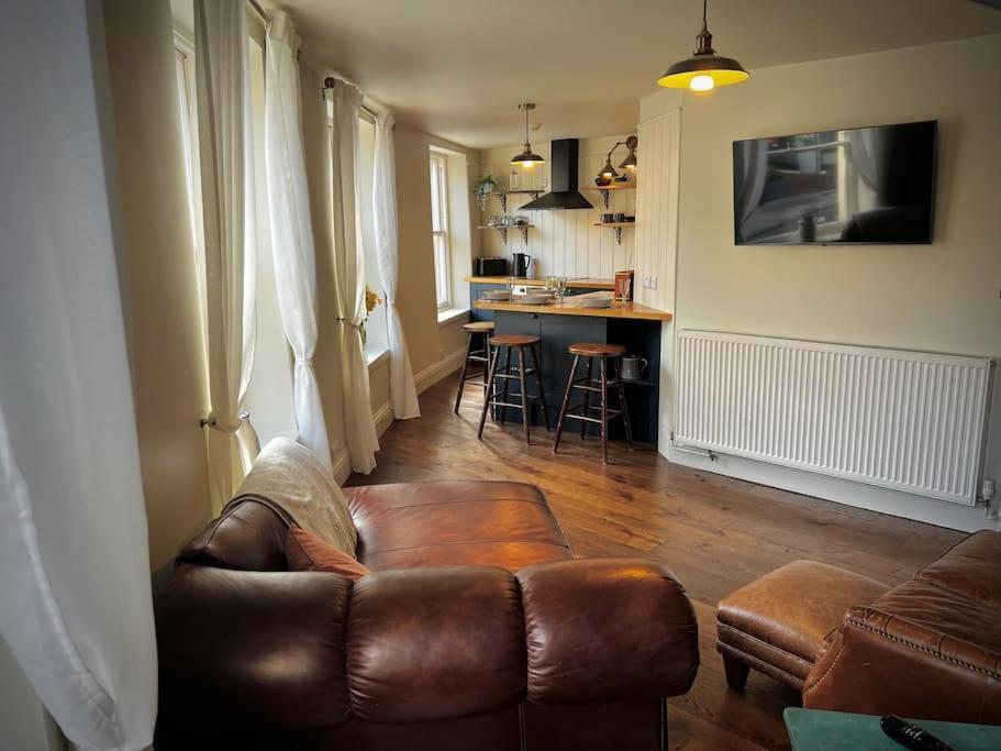 Period Apartment, Great Views, In Heart Of Town. Bradford-On-Avon Bagian luar foto